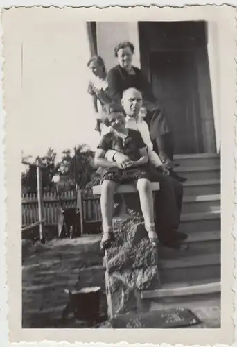 (F12728) Orig. Foto Familie sitzt auf Sims am Hauseingang 1933