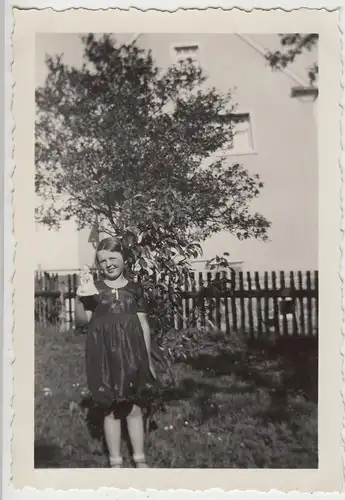 (F12727) Orig. Foto kleines Mädchen steht im Garten 1933