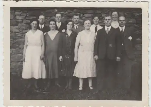 (F12726) Orig. Foto Gruppenbild an einer Mauer, 1932