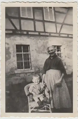 (F12724) Orig. Foto ältere Frau und Kind im Korbstuhl am Haus 1930er