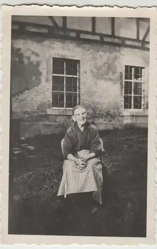 (F12723) Orig. Foto ältere Frau sitzt am Haus 1930er