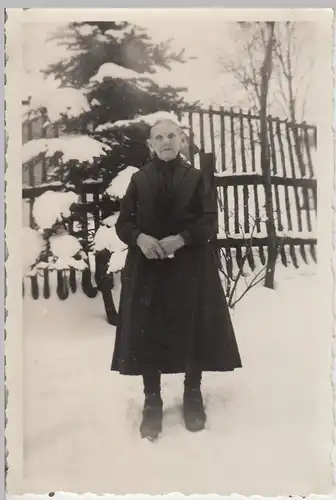 (F12722) Orig. Foto ältere Frau im Winter im Freien 1930er