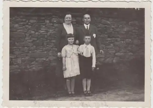 (F12721) Orig. Foto Familie an einer Mauer, 1932