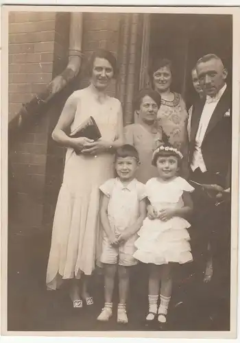(F12716) Orig. Foto Personen stehen an einem Gebäude 1931