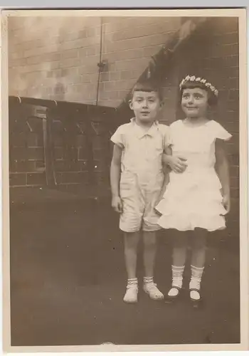 (F12715) Orig. Foto 2 Kinder, Ursula mit Blumenschmuck 1931