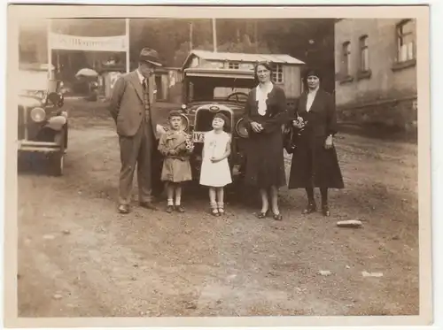 (F12711) Orig. Foto Familie steht vor einem Automobil, Chemnitz Einsiedel 1931