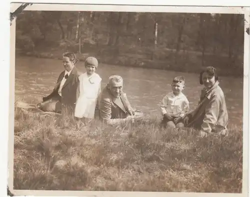 (F12710) Orig. Foto Personen sitzen im Freien, Gehlberg / Thür. 1931