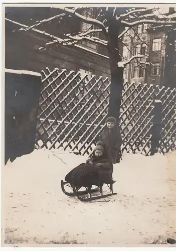 (F12708) Orig. Foto Kinder eingepackt mit Schlitten, Winter 1931