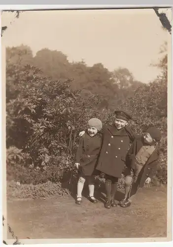 (F12705) Orig. Foto 3 kleine Kinder haben Spaß im Freien 1930