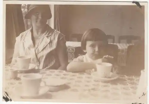 (F12703) Orig. Foto Frau mit Kind Ursula in einem Café 1930