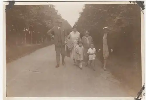 (F12702) Orig. Foto Wanderung, Personen auf der Straße 1930