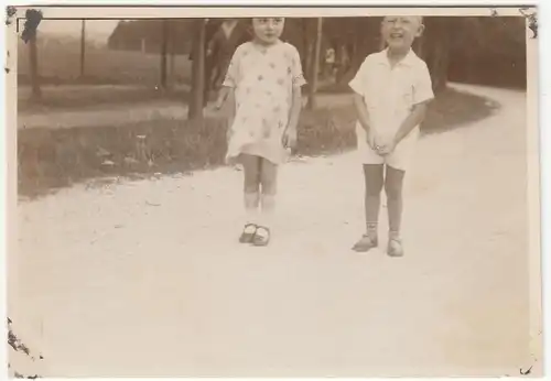 (F12701) Orig. Foto kleine Kinder auf der Straße 1930