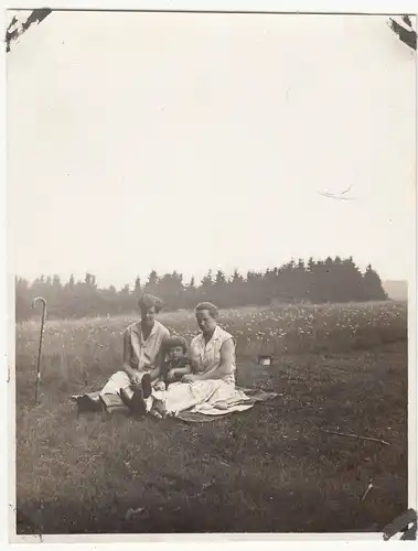 (F12698) Orig. Foto Gehlberg / Thür. 1930, Personen a. Wiese a. Waldesrand, Wand