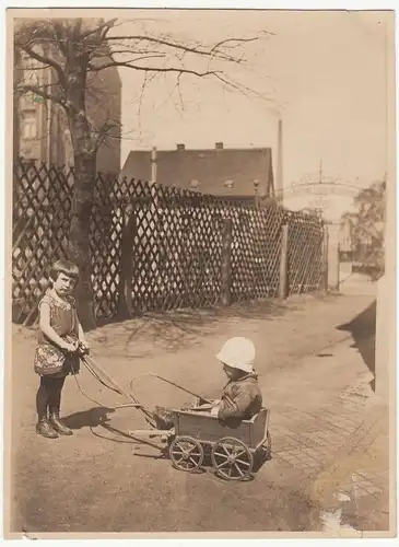 (F12691) Orig. Foto Klein Ursula zieht Wolfgang im Bollerwagen in Gehlberg / Thü