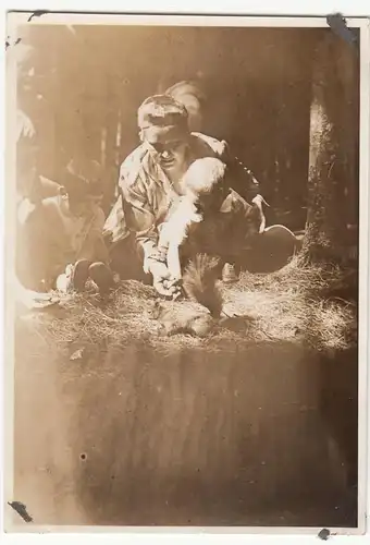 (F12686) Orig. Foto Crimmitschauer Wald, Besuch bei den Eichhörnchen 1929