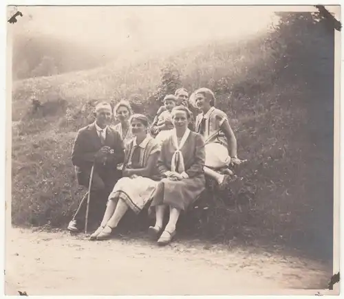 (F12681) Orig. Foto Personen sitzen am Hang, Wanderung 1929