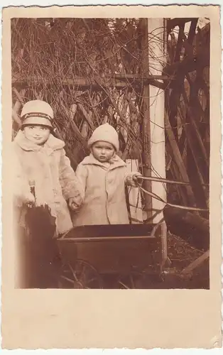 (F12677) Orig. Foto Kleinkinder mit Hut und Mantel u. Bollerwagen 1929