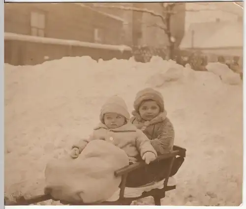 (F12674) Orig. Foto Kleinkinder eingepackt im Schlitten, Winter 1928/29