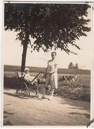 (F12669) Orig. Foto Ostseebad Nienhagen, Mutter m. Kind i. Kinderwagen a.d. Stra