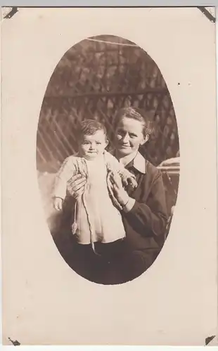 (F12654) Orig. Foto junge Frau mit Kleinkind Ursula im Freien 1927