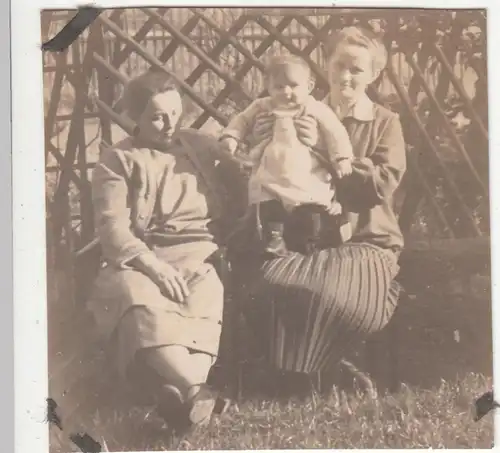 (F12653) Orig. Foto Frauen mit Kleinkind Ursula im Freien 1927