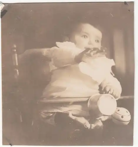 (F12651) Orig. Foto Kleinkind Ursula im Kindersitz 1927