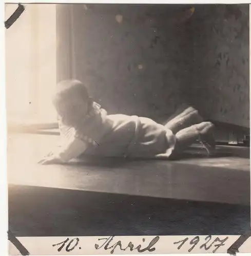(F12650) Orig. Foto Kleinkind Ursula liegt auf dem Tisch 1927