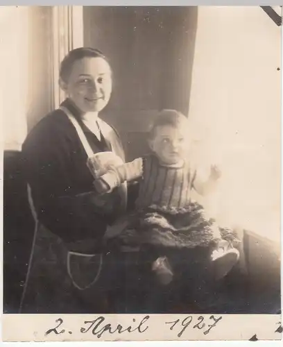 (F12649) Orig. Foto Frau mit Kleinkind Ursula auf Schoß, 1927