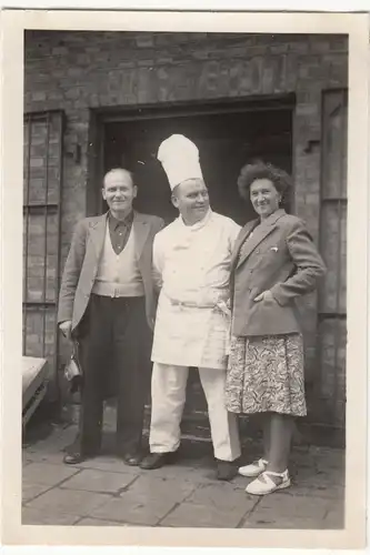 (F12633) Orig. Foto Personen mit einem Koch am Haus 1954