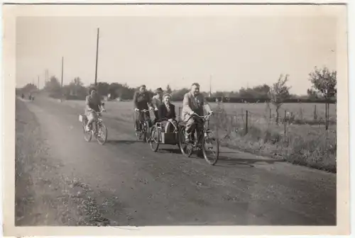 (F12631) Orig. Foto Personen unterwegs mit dem Fahrrad 1954