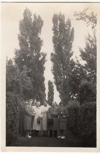 (F12630) Orig. Foto Personengruppe im Freien 1954