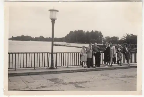 (F12629) Orig. Foto Hannover 1954, Personen am Maschsee