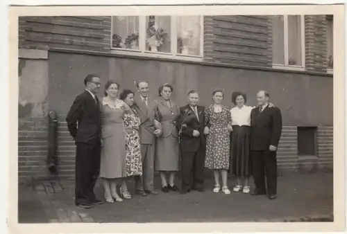 (F12626) Orig. Foto Silberhochzeit in Hannover 1954, Gruppenfoto am Haus