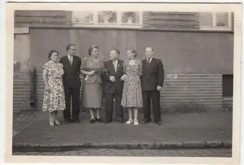 (F12624) Orig. Foto Silberhochzeit in Hannover 1954, Gruppenfoto am Haus
