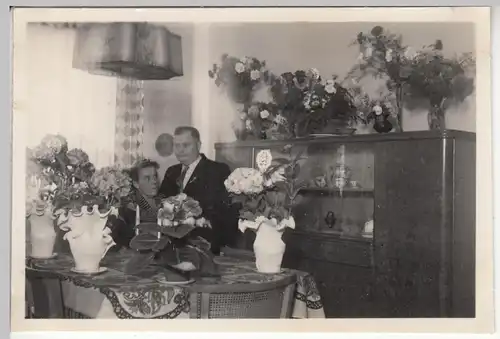 (F12622) Orig. Foto Silberhochzeit in Hannover 1954, Paar am Blumentisch