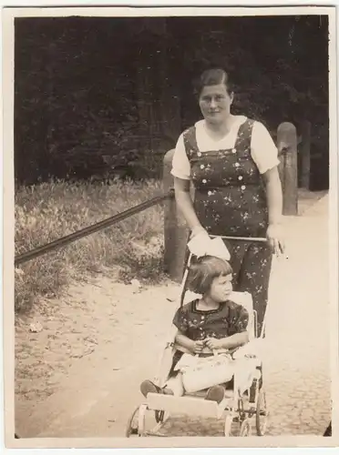 (F12614) Orig. Foto Frau mit Mädchen im Kinderwagen 1935