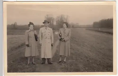 (F12612) Orig. Foto Personen auf einem Damm, Wanderung 1953