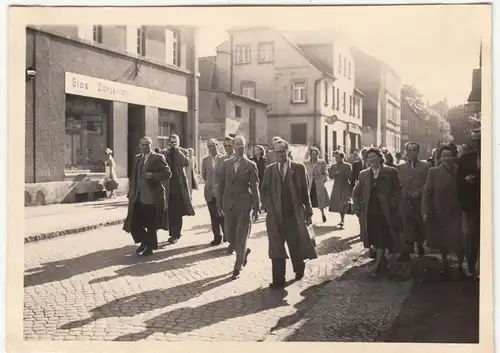 (F12601) Orig. Foto Rötha b. Leipzig, Ausflug d. Abt. Werkstoffprüfung 1954