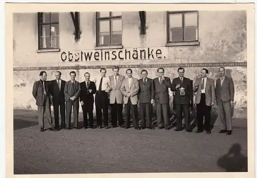 (F12599) Orig. Foto Obstweinschänke Rötha b. Leipzig, Ausflug d. Abt. Werkstoffp