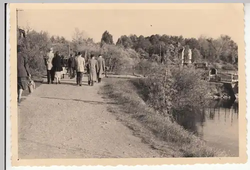 (F12598) Orig. Foto Rötha b. Leipzig, Ausflug d. Abt. Werkstoffprüfung 1954