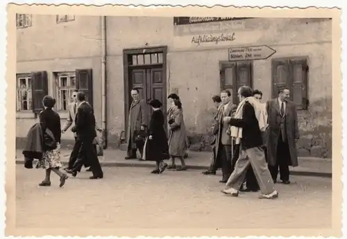 (F12597) Orig. Foto Rötha b. Leipzig, Ausflug d. Abt. Werkstoffprüfung 1954