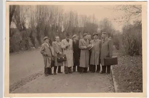 (F12596) Orig. Foto Männer im Mantel, mit Taschen u. Koffern im Freien 1950er