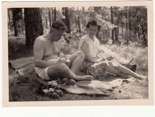 (F12591) Orig. Foto Wanderung im Mühltal i. Thür 1953, Rast