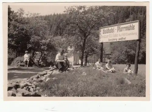 (F12589) Orig. Foto Wanderung im Mühltal i. Thür 1953, am Hotel Pfarrmühle