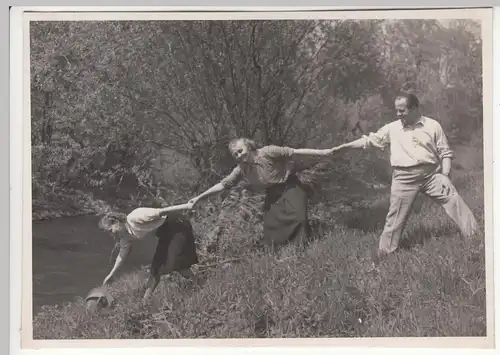 (F12581) Orig. Foto Spaziergang, Personen im Freien, 1. Mai 1952