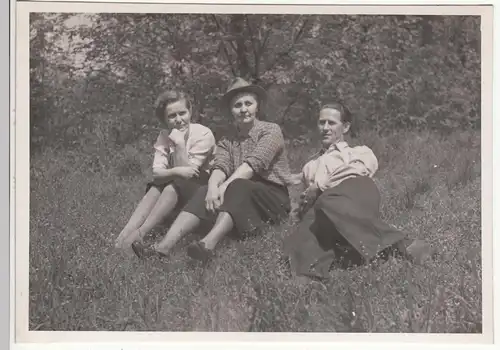 (F12580) Orig. Foto Spaziergang, Personen im Freien, 1. Mai 1952