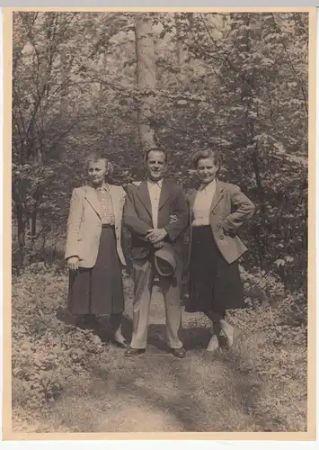 (F12579) Orig. Foto Spaziergang, Personen im Freien, 1. Mai 1952