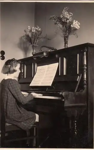 (F12568) Orig. Foto Leipzig, kleines Mädchen am Klavier 1940 "alles umsonst"