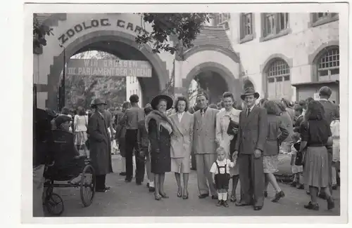 (F12567) Orig. Foto Leipzig, Personen vor Eingang Zoo z. III. Parlament d. Jugen