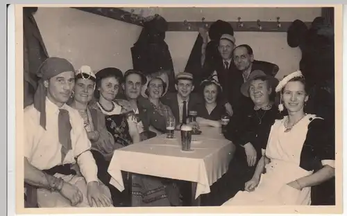 (F12565) Orig. Foto Leipzig, Gruppenbild in Bierstube zum Fasching 1951